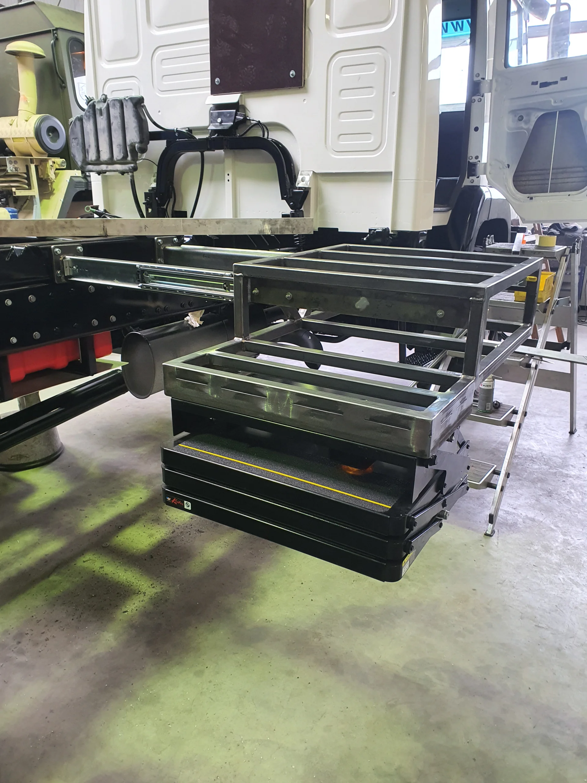 Elektrische Treppe mit seitlichem Aufgang