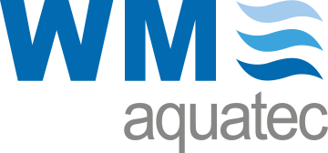 Logo mit den blauen Großbuchstaben "WM" und drei wellenförmigen blauen Linien rechts daneben, darunter das graue Wort "aquatec"