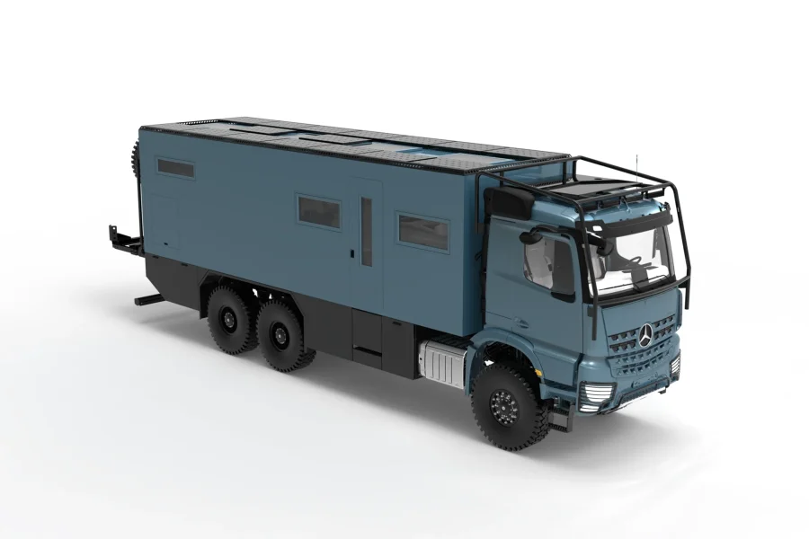 Camion d&#39;expédition tout-terrain bleu de Mercedes-Benz avec trois essieux et une grande boîte de vie sur un châssis légèrement surélevé sur fond blanc