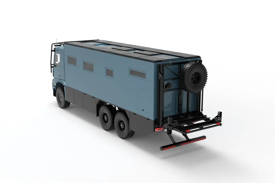 Camion d&#39;expédition bleu à trois essieux, vue latérale droite obliquement de l&#39;arrière, avec petites fenêtres rectangulaires et roue de secours à l&#39;arrière, plate-forme arrière rabattable à l&#39;avant, soubassement gris clair, fond blanc.