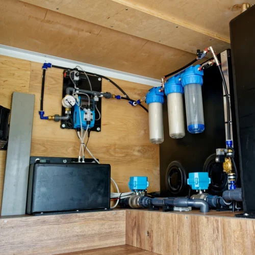 Wasseraufbereitungsanlage im Stauraum unter dem Bett verbaut